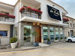 LA VENTANA DE LOS CLAVELES